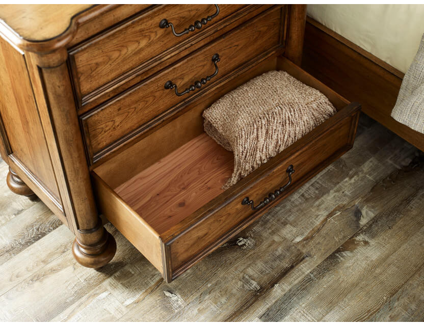 AMERICAN DREW BERKSHIRE EDMISTEN BACHELORS CHEST 011-422