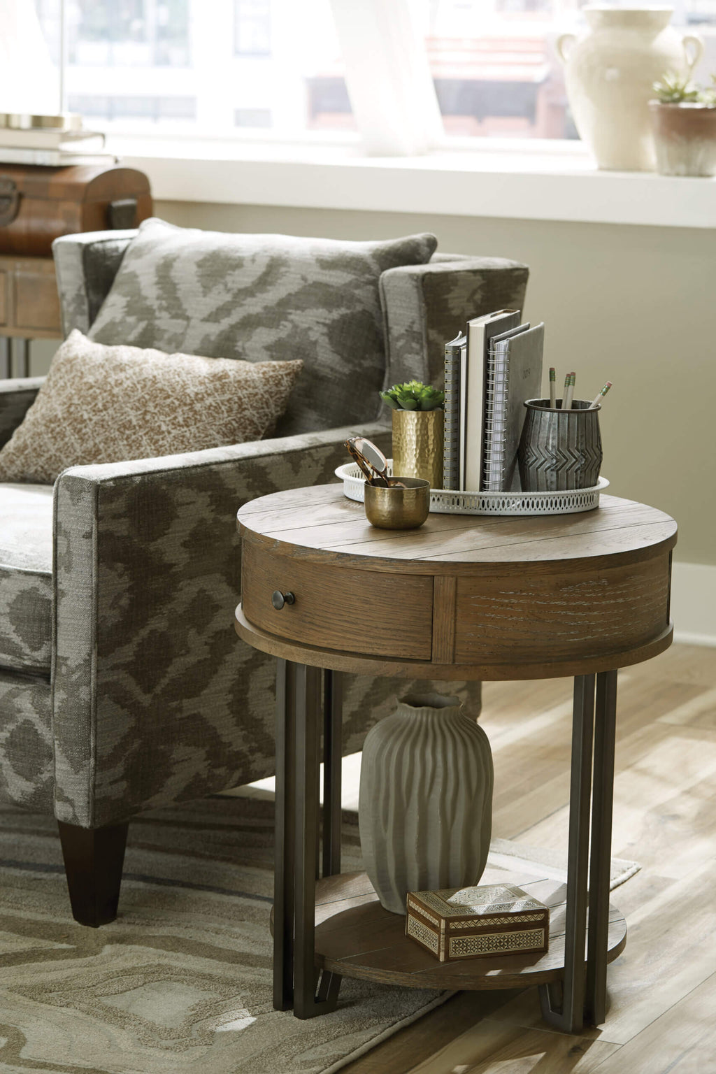 HAMMARY SADDLETREE-HAMILTON ROUND CHAIRSIDE TABLE 954-918