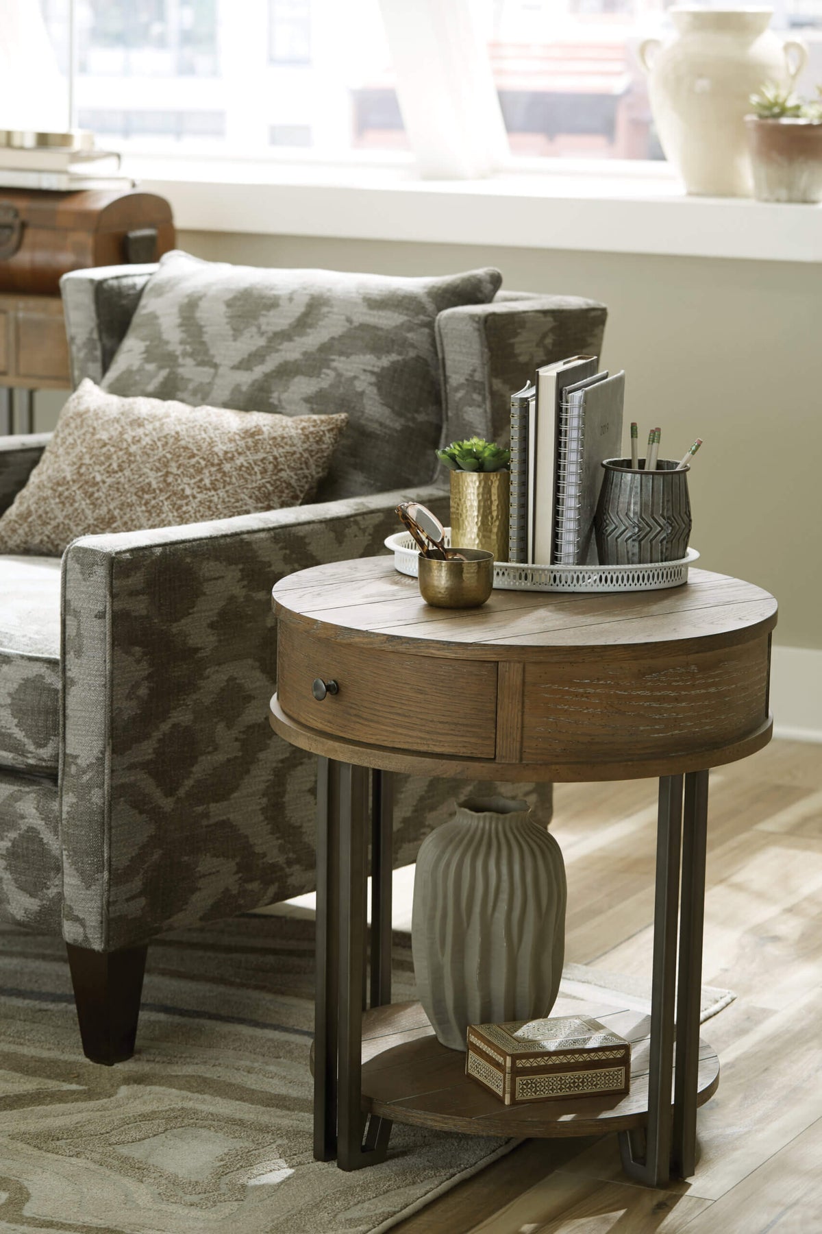 HAMMARY SADDLETREE-HAMILTON ROUND CHAIRSIDE TABLE 954-918