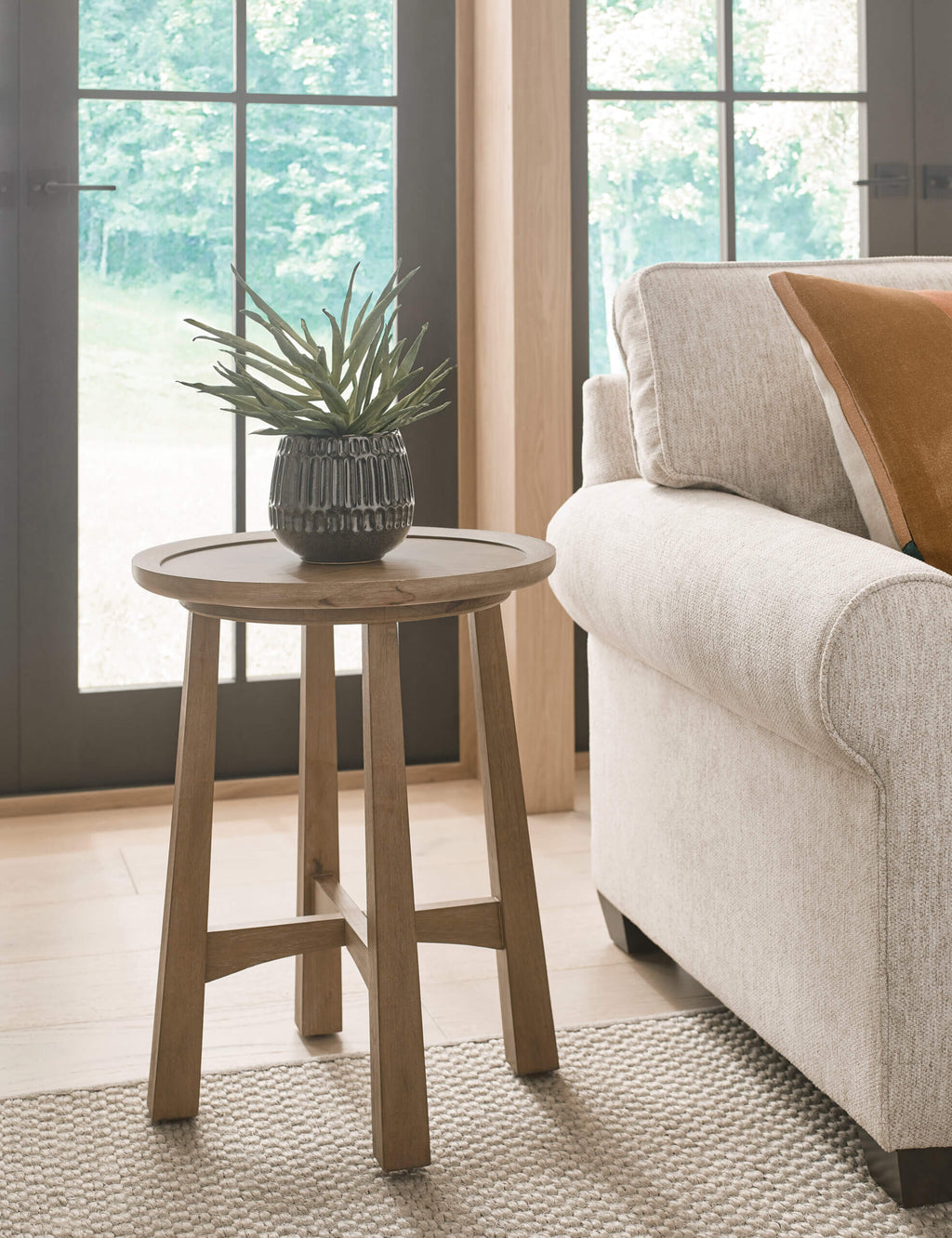 HAMMARY MILO ROUND END TABLE 263-915