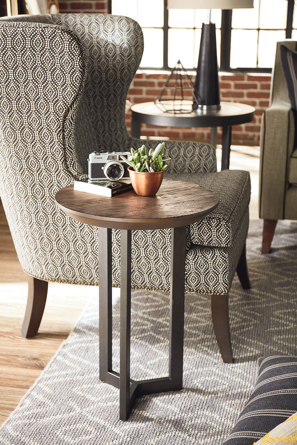 HAMMARY GRAYSTONE-HAMILTON ROUND CHAIRSIDE TABLE 650-918
