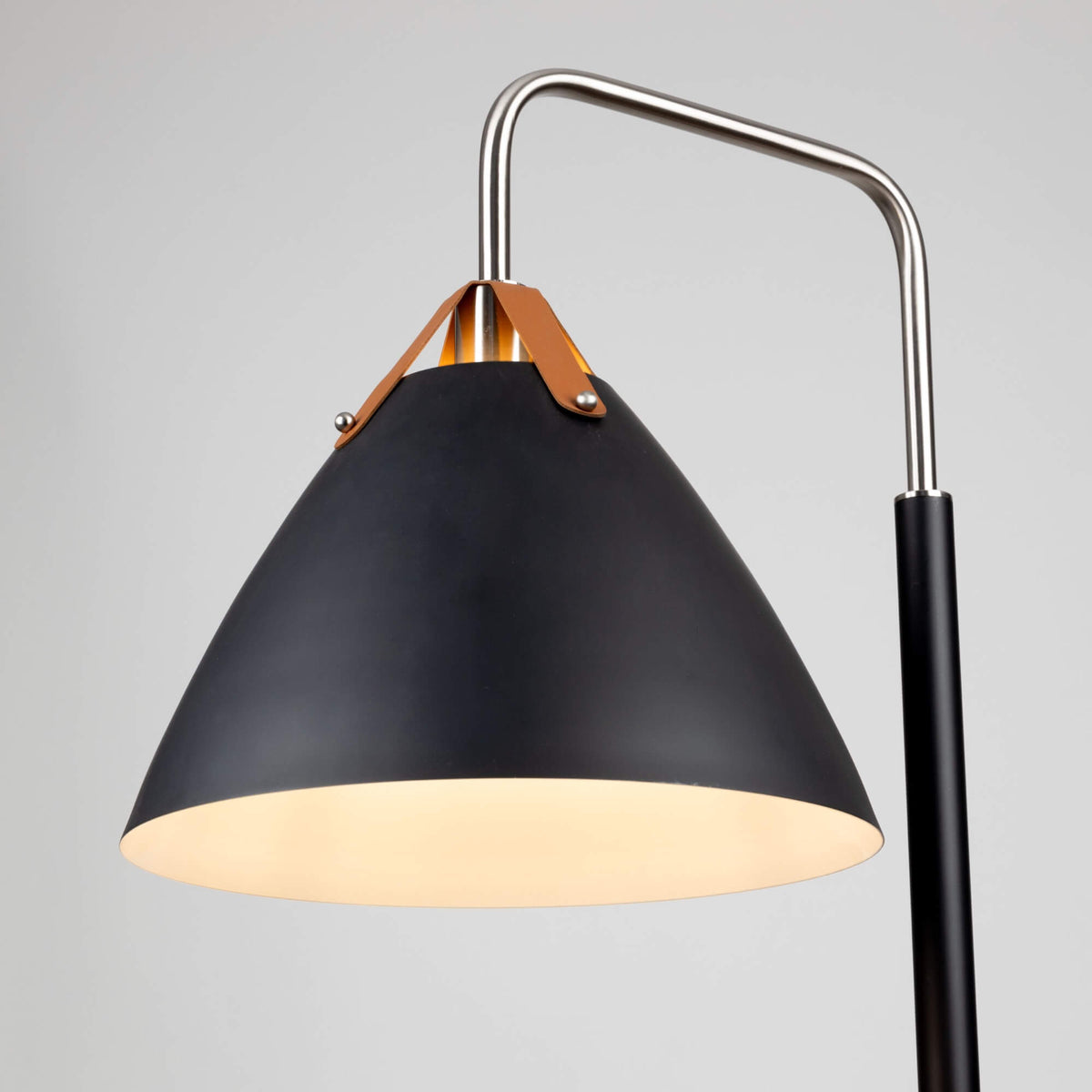 ARTCRAFT TOTE COLLECTION FLOOR LAMP SC13327BK