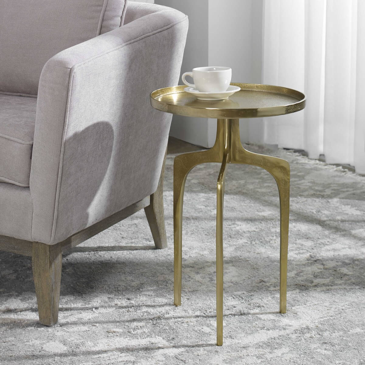 ROUND GOLD ACCENT TABLE 30032w